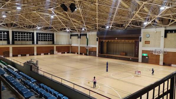 体育館 バドミントン練習・試合風景
