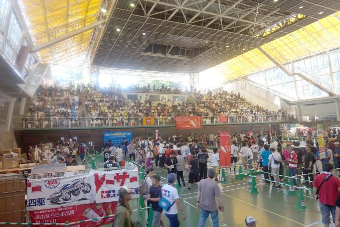 体育館 バドミントン練習・試合風景
